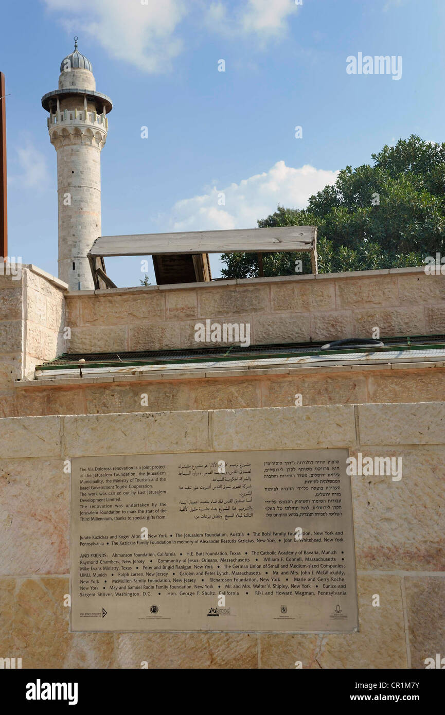 Denkmal Inschrift den Spendern des Umbaus der Via Dolorosa, christliche Denkmal auf der Via Dolorosa, Reliefs von den Stockfoto