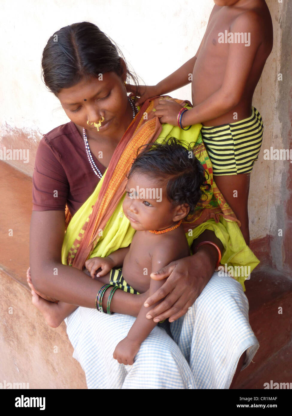 ORISSA Indien - Nov 11 - Indianerin Posen mit ihren Kindern am 11. November 2009 in Orissa, Indien Stockfoto