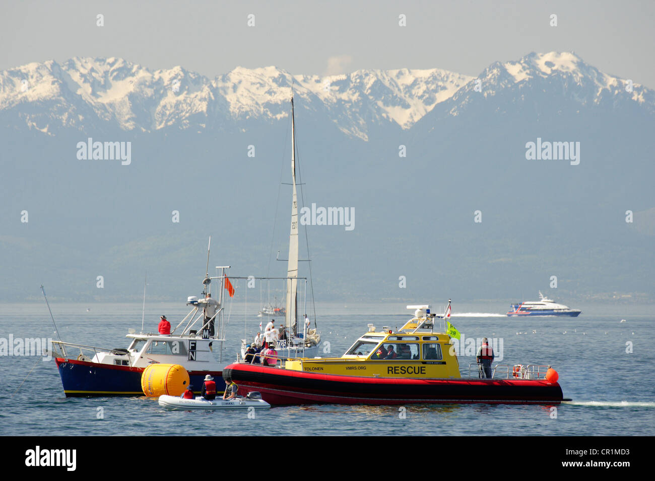 Boote zu retten Herumlungern Startlinie 2012 Swiftsure Classic yacht Race-Victoria, British Columbia, Kanada. Stockfoto