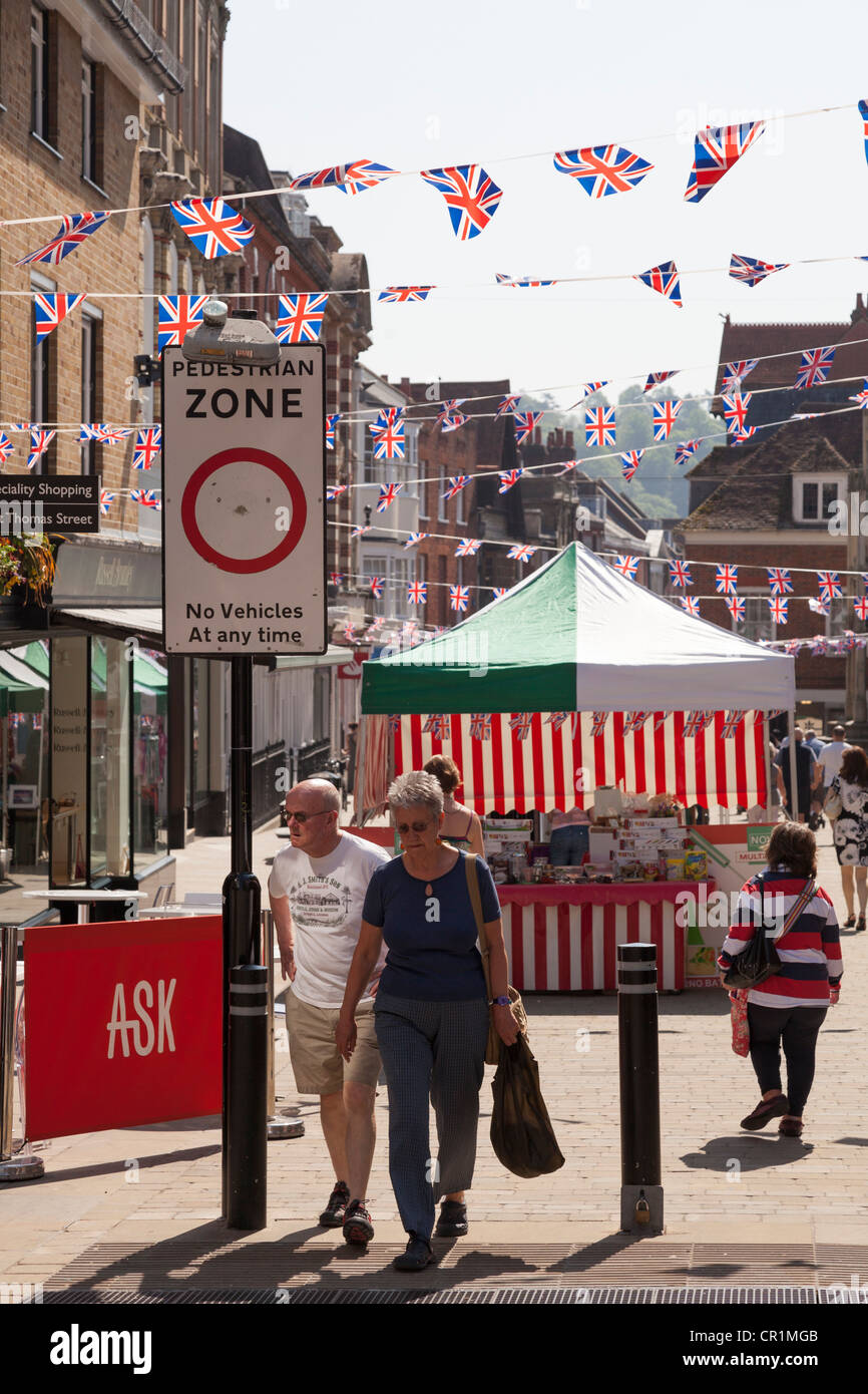 Fußgängerzone Zeichen und Shoppersw in Winchester High street Stockfoto