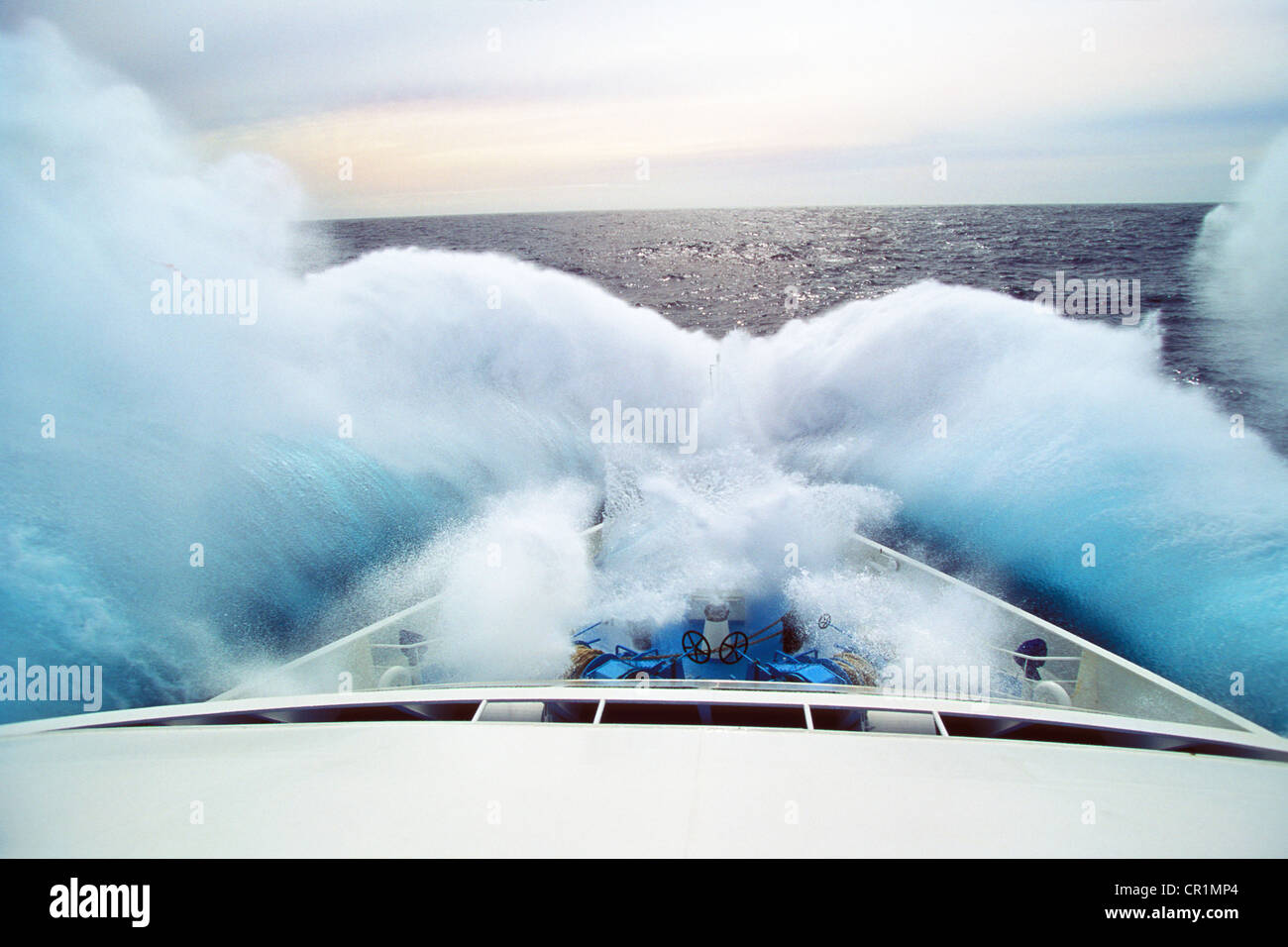 Welle trifft Bogen eines Kreuzfahrtschiffes, Drake-Passage oder Mar de Hoces, Südpolarmeer, South Polar Ocean, Antarktis Stockfoto