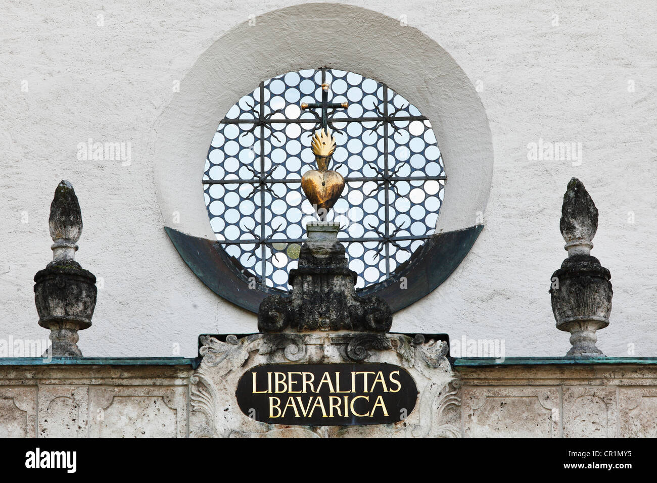 Liberalitas Bavarica, Motto auf dem Giebel der Kirche das Kloster Kloster Polling, Polling, Pfaffenwinkel, Oberbayern Stockfoto