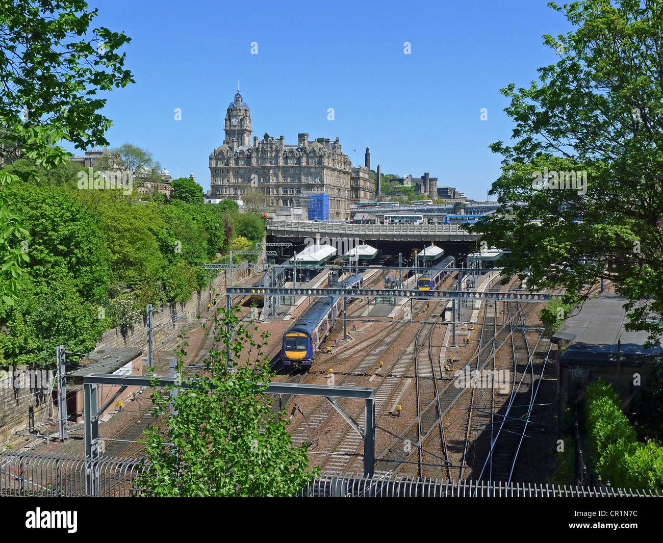 Eine erste Scotrail Class 170 Turbostar Diesel Multiple Unit kommt in Edinburgh Waverley Bahnhof an einem sonnigen Frühlingstag. Stockfoto