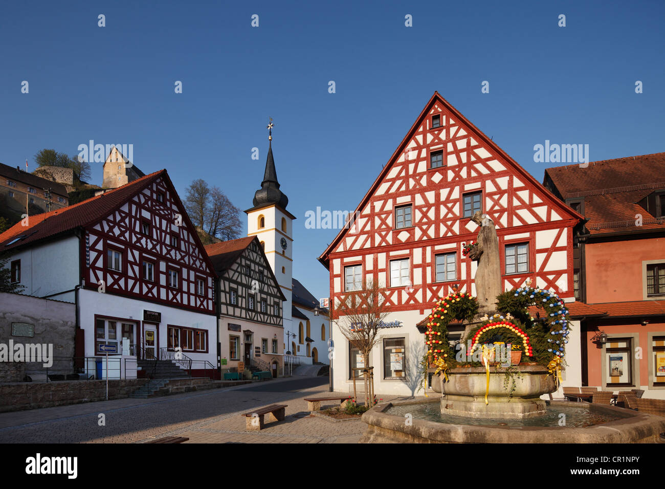 Fachwerkhäuser und ein Oster-Brunnen, Pottenstein, kleine Schweiz, Oberfranken, Franken, Bayern Stockfoto