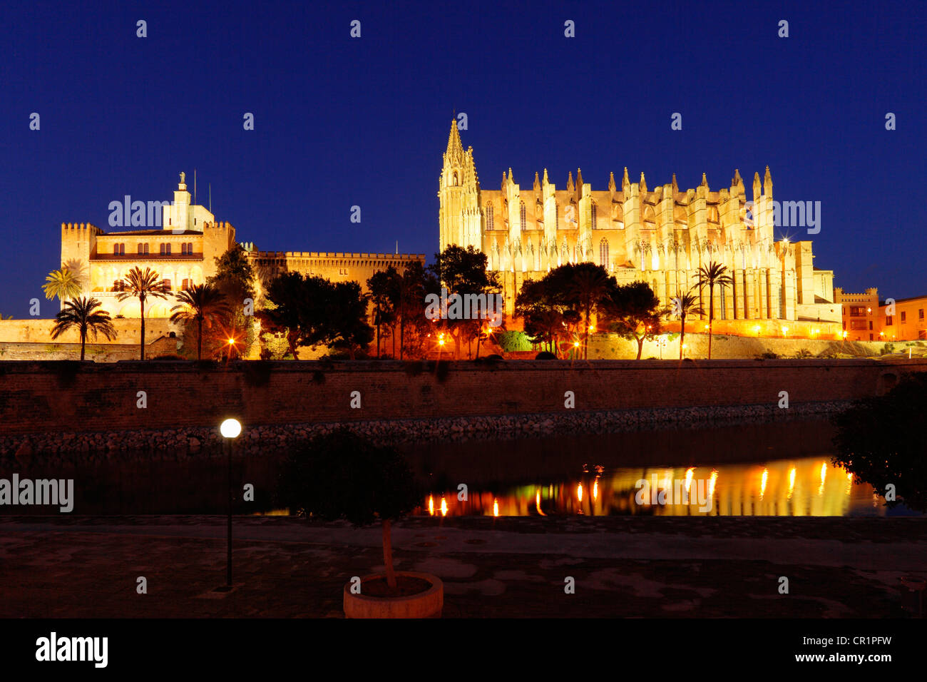 Almudaina-Palast, Kathedrale La Seu, Parc de Mar, Palma de Mallorca, Mallorca, Balearen, Spanien, Europa Stockfoto