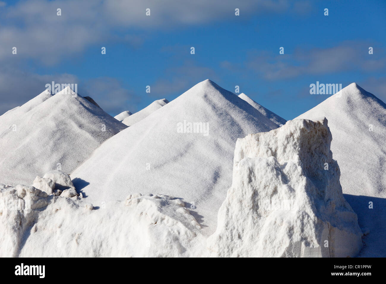 Hügel des Salzes an einem Teich Salz Verdampfung, Salines de Levante, Mallorca, Balearen, Spanien, Europa Stockfoto