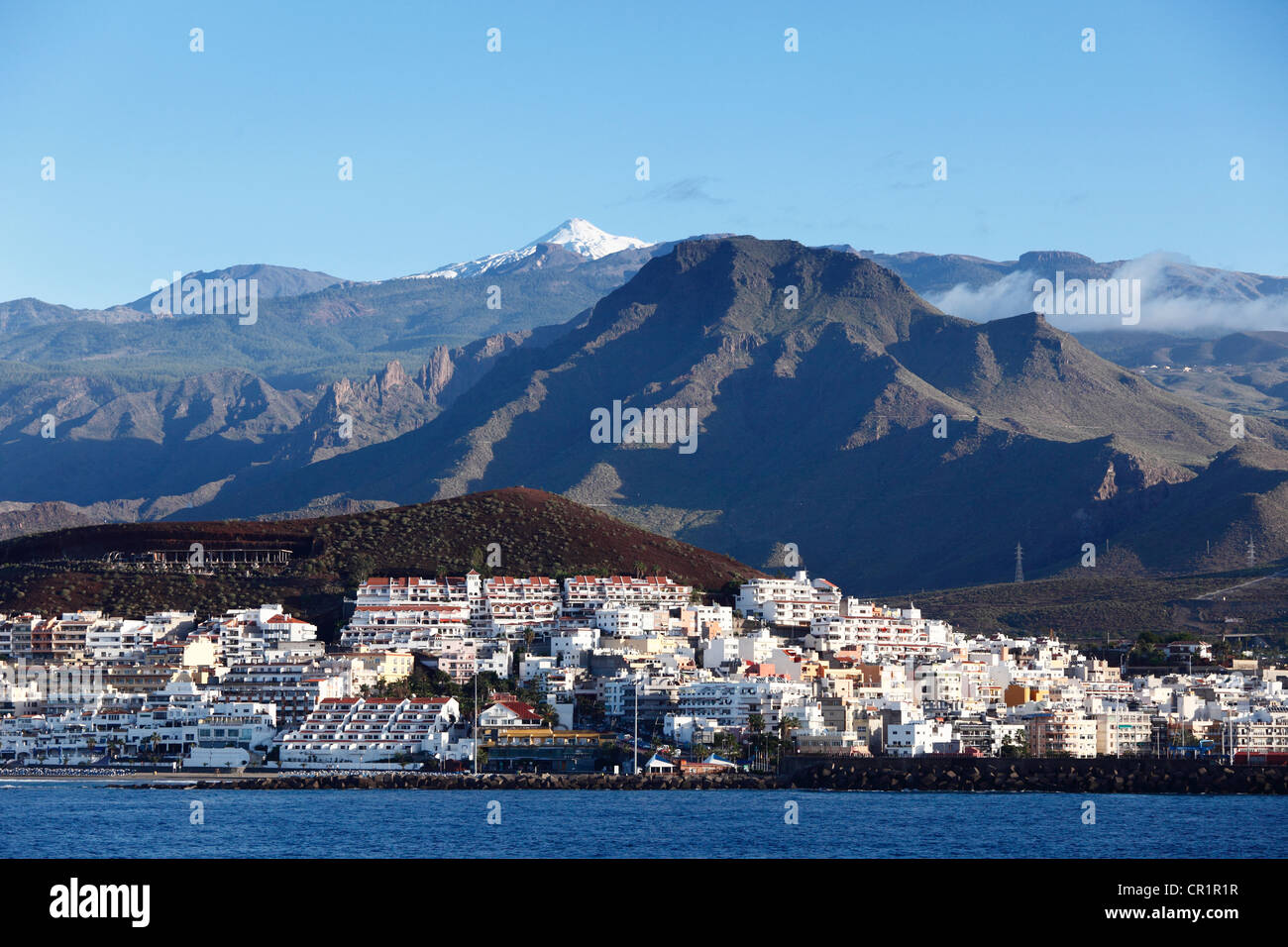 Blick auf Los Cristianos und die schneebedeckten Berg Teide, Teneriffa, Kanarische Inseln, Spanien, Europa Stockfoto