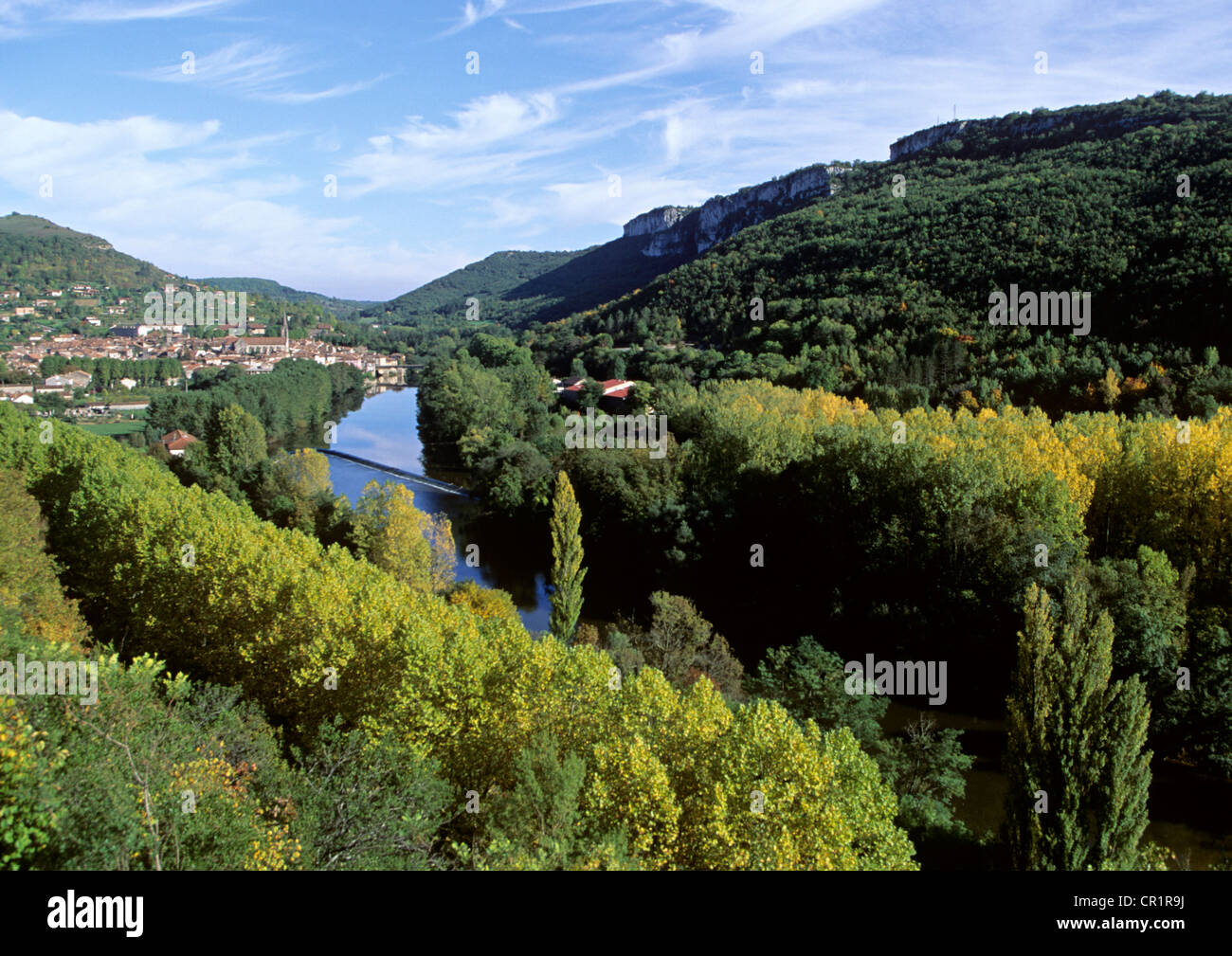 Frankreich, Tarn et Garonne, Saint Antonin Noble Val, Aveyron Canyon mit Saint-Antonin Dorf im Hintergrund Stockfoto