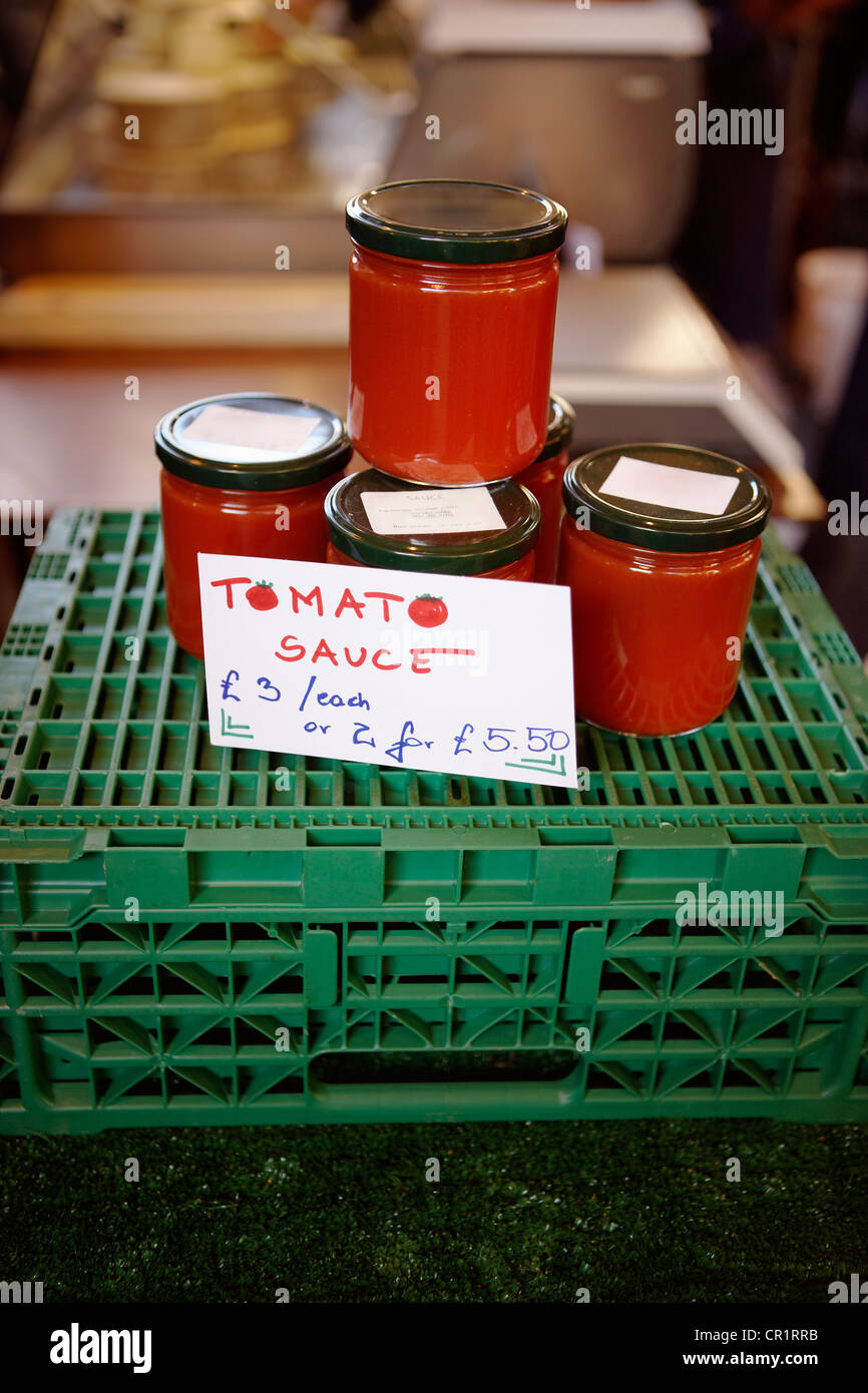 Gläser mit Tomatensauce zu verkaufen Stockfoto