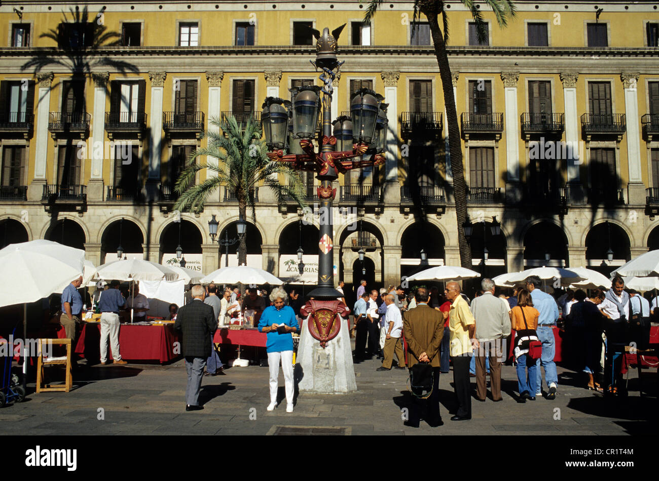Spanien, Katalonien, Barcelona, Barrio Gotico Bezirk, Markt der Numismatiker und Philatelisten auf der Plaza Reial am Sonntag Stockfoto