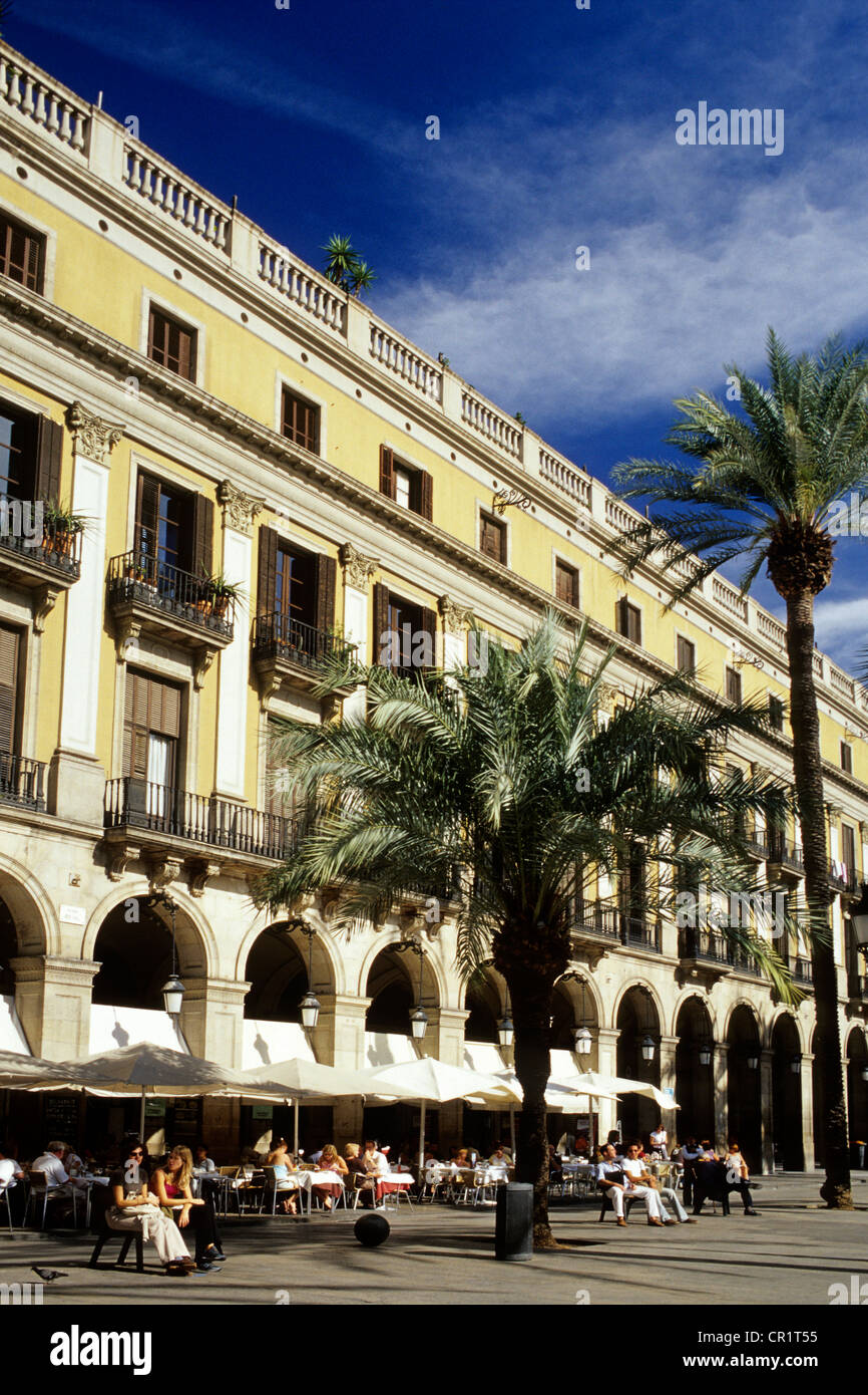 Spanien, Katalonien, Barcelona, Barrio Gotico Bezirk, Terrassen der Cafés und neoklassizistischen Fassaden auf der Plaza Reial Stockfoto