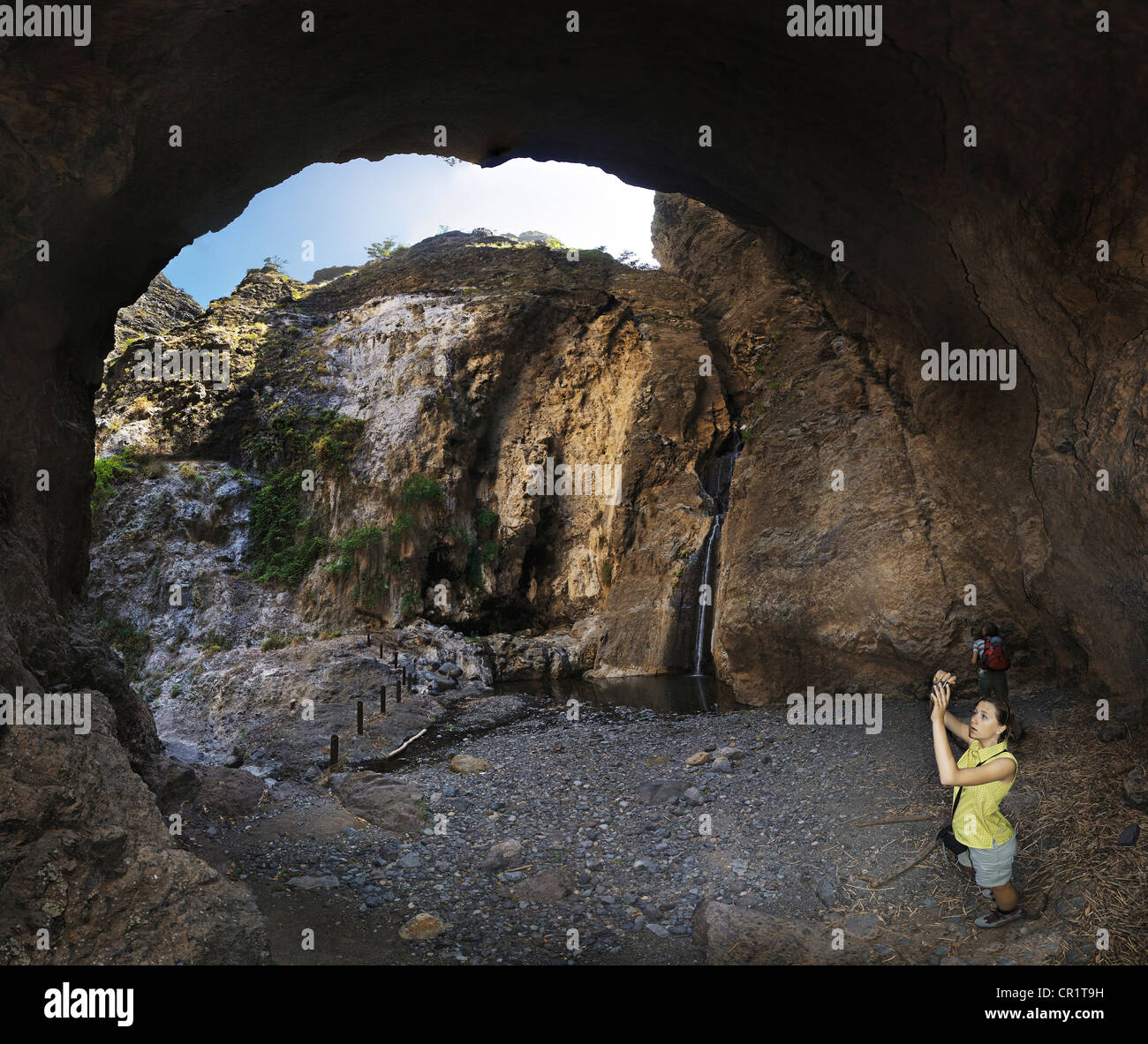 Touristen am größten Wasserfall auf der Insel Teneriffa, Barranco del Infierno Canyon, auf der Insel Teneriffa, Kanarische Inseln, Spanien Stockfoto