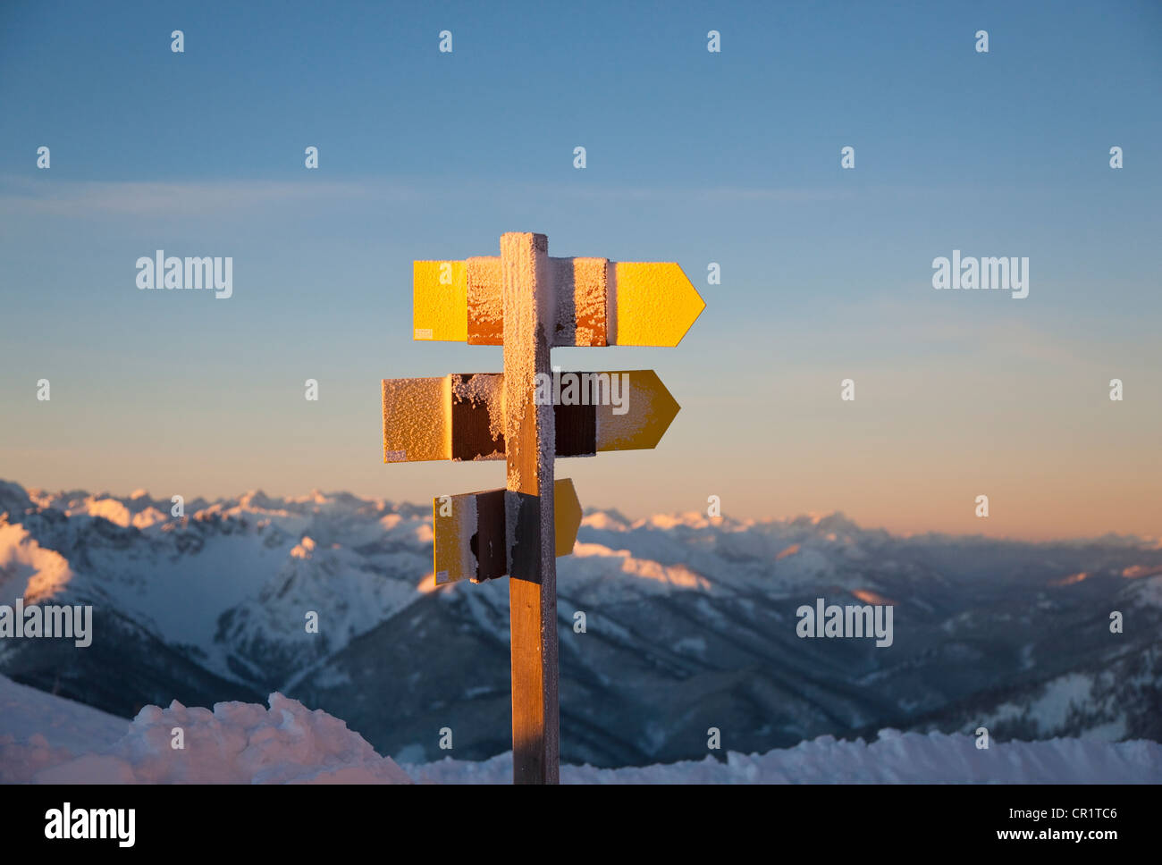 Nahaufnahme eines ländlichen Wegweiser im Schnee Stockfoto