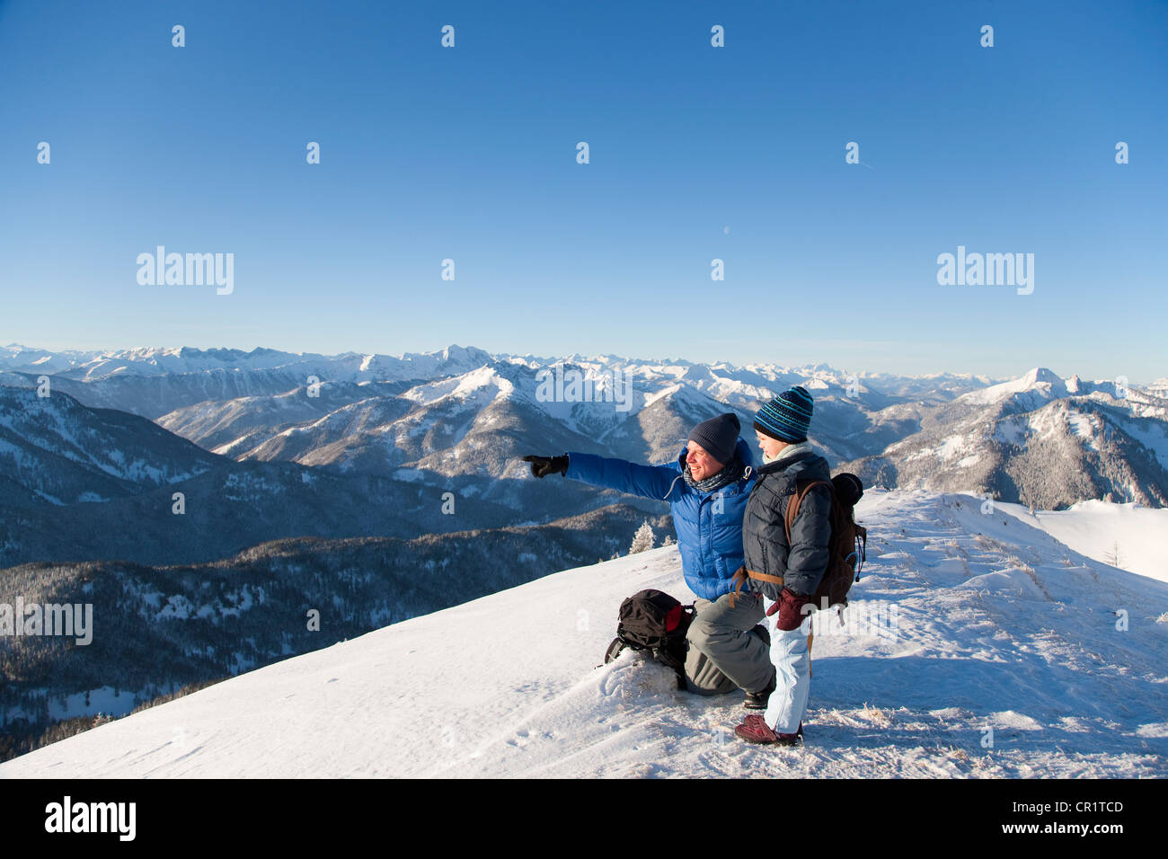 Vater und Sohn Vermessung Schneelandschaft Stockfoto