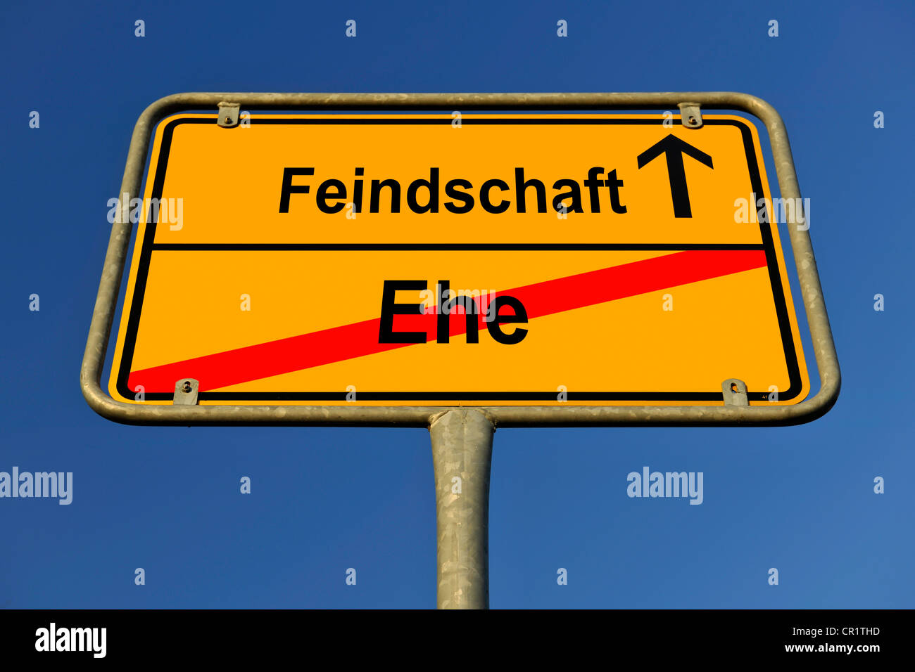 Stadt schränkt Schild mit den Worten Feindschaft und EHST, Deutsch für Feindschaft und Ehe, symbolisches Bild für das Ende der Ehe Stockfoto