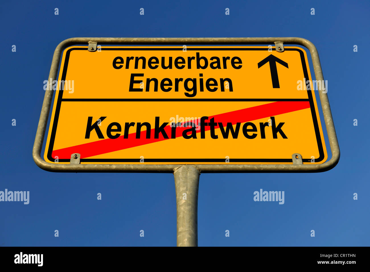 Stadt schränkt Schild mit den Worten Thielsch Dingen und Kernkraftwerk, Deutsch für erneuerbare Energien und Kernkraftwerk, Stockfoto