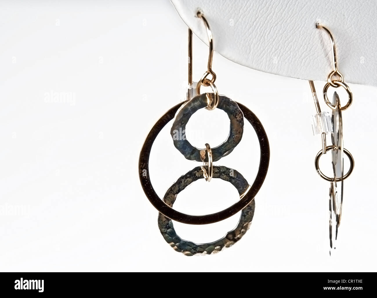 gold-Runde baumeln Ohrringe ist Schmuck Makro auf einem weißen Hintergrund und horizontale Ausrichtung gedreht. Stockfoto