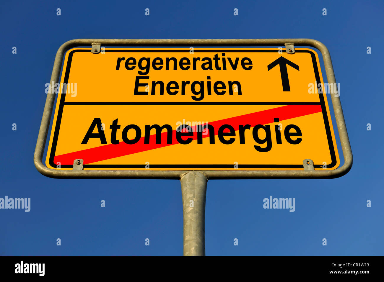 Symbolisches Bild in Form von einer Ortstafel in Deutsch, Ausstieg aus der Atomenergie, Eintritt ins regenerative Energiequellen Stockfoto