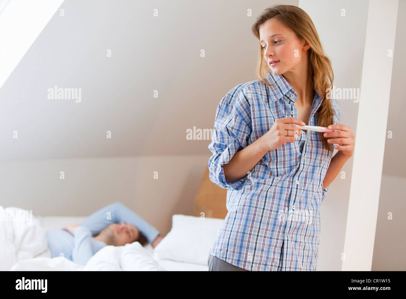 Frau liest heimlich Schwangerschaftstest Stockfoto