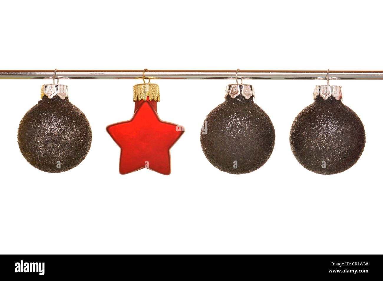 Drei Christbaumkugeln und ein roter Weihnachtsstern Stockfoto