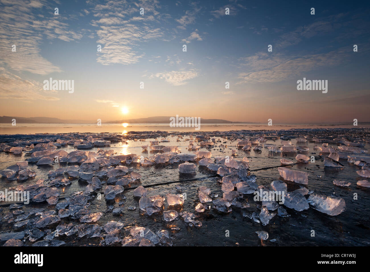 Eisbrocken liegen auf eisigen Oberfläche auf die Ufer der Reichenau Insel am Sonnenuntergang, Baden-Württemberg, Deutschland, Europa Stockfoto