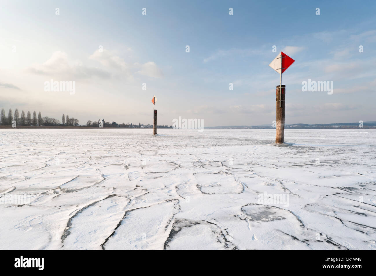 Navigation zu markieren, auf einem gefrorenen Bodensee mit Skatern, Auf Insel Reichenau, Landkreis Konstanz, Baden-Württemberg Stockfoto