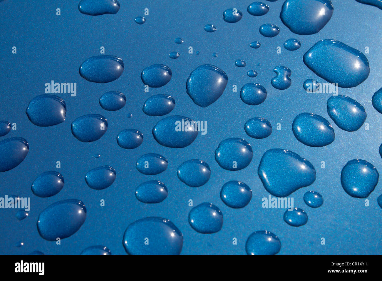 Wassertropfen auf blauem Hintergrund Stockfoto