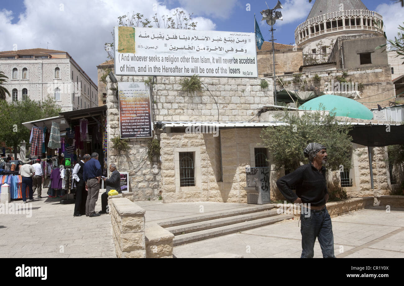 Straßenbild und Plakat zeigt ein Zitat aus dem Koran in Nazareth, Israel Stockfoto