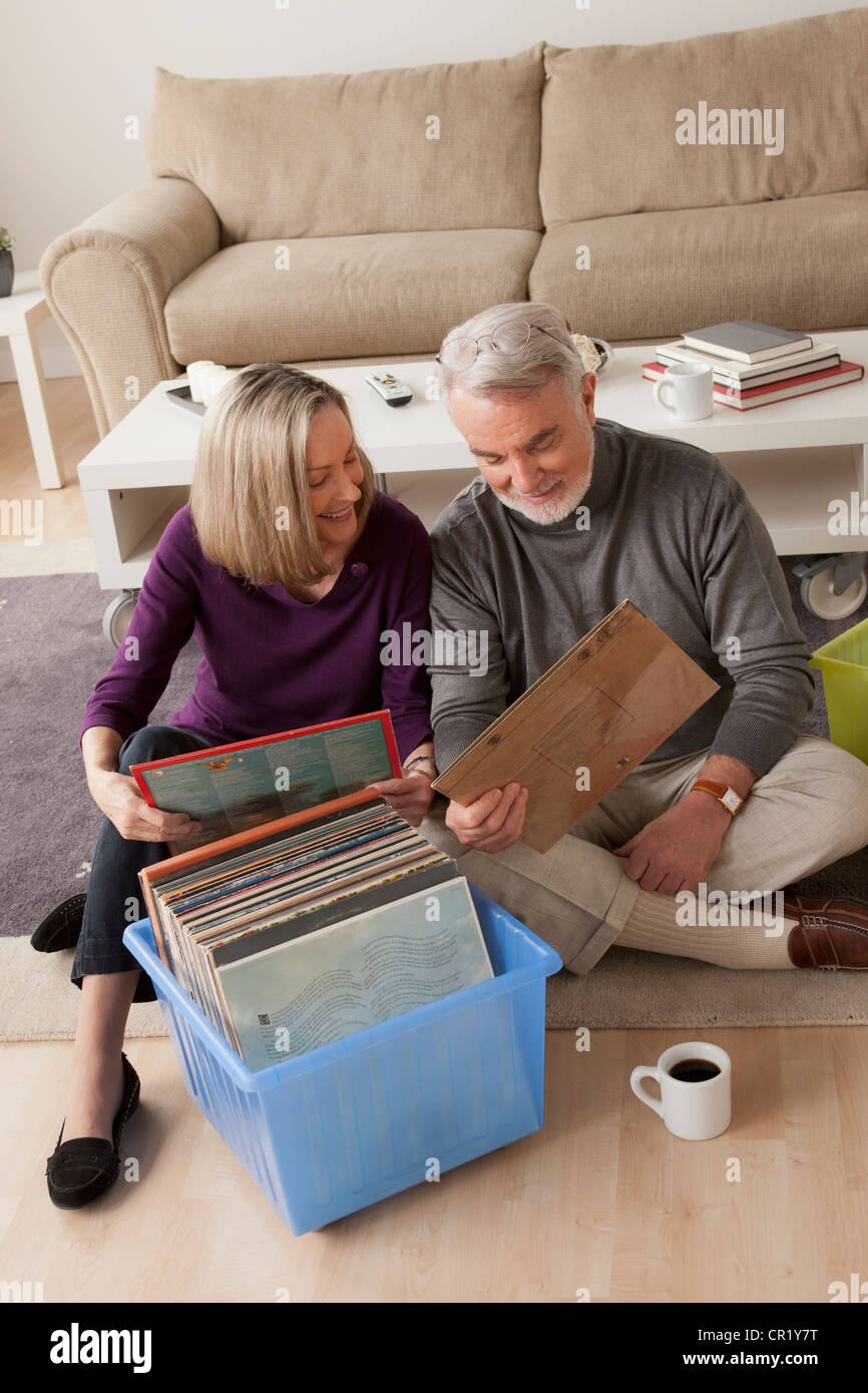 USA, California, Los Angeles, lächelnd älteres paar Blick auf Vinyl im Wohnzimmer Stockfoto