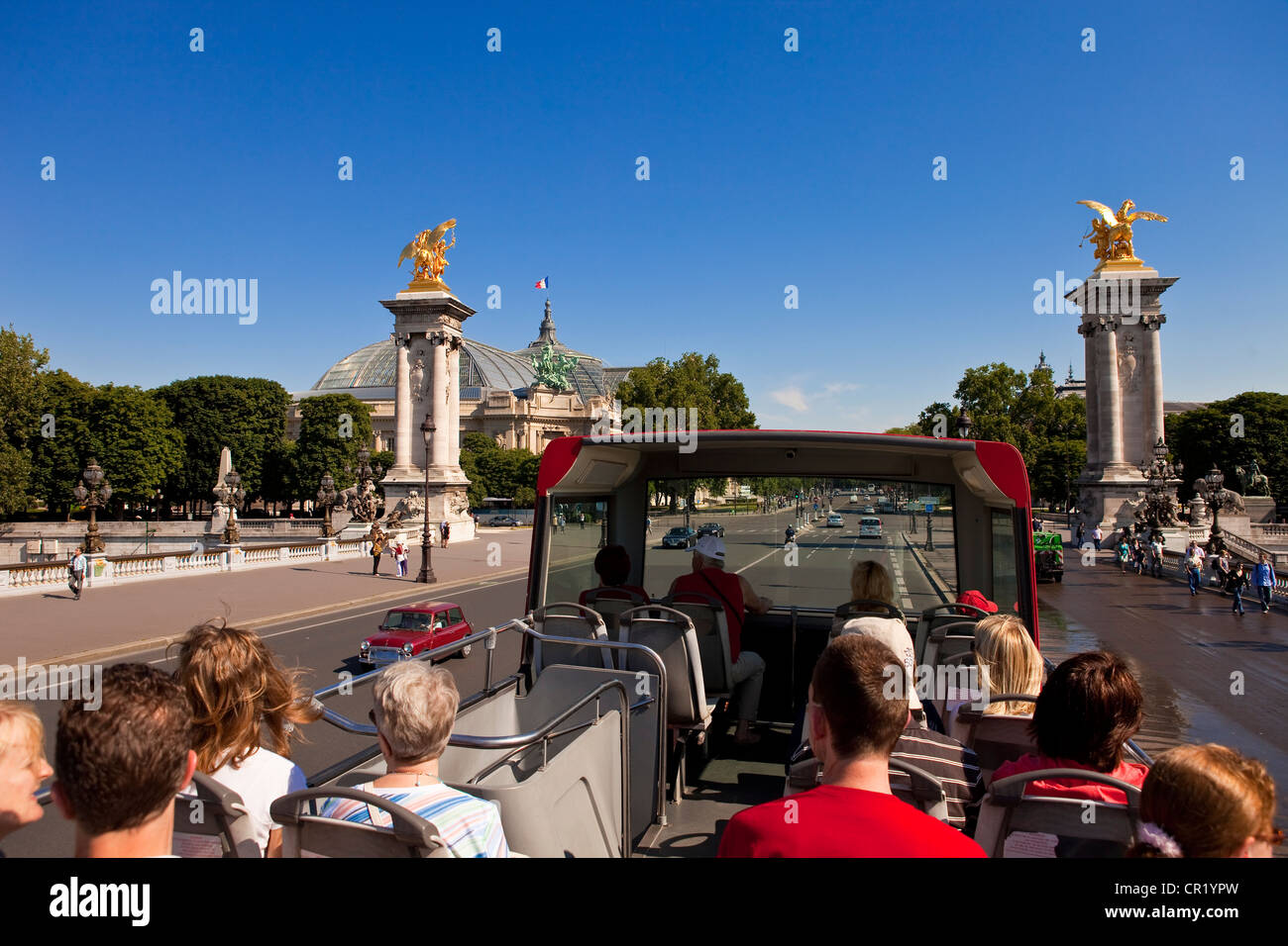 Frankreich, Paris, touristische Reise im Doppeldeckerbus, über Pont Alexandre III Stockfoto