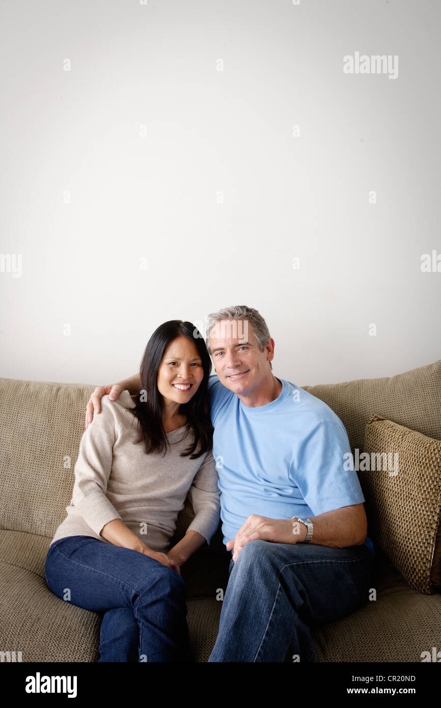 USA, California, Los Angeles, paar in Umarmung auf Sofa schließen Stockfoto