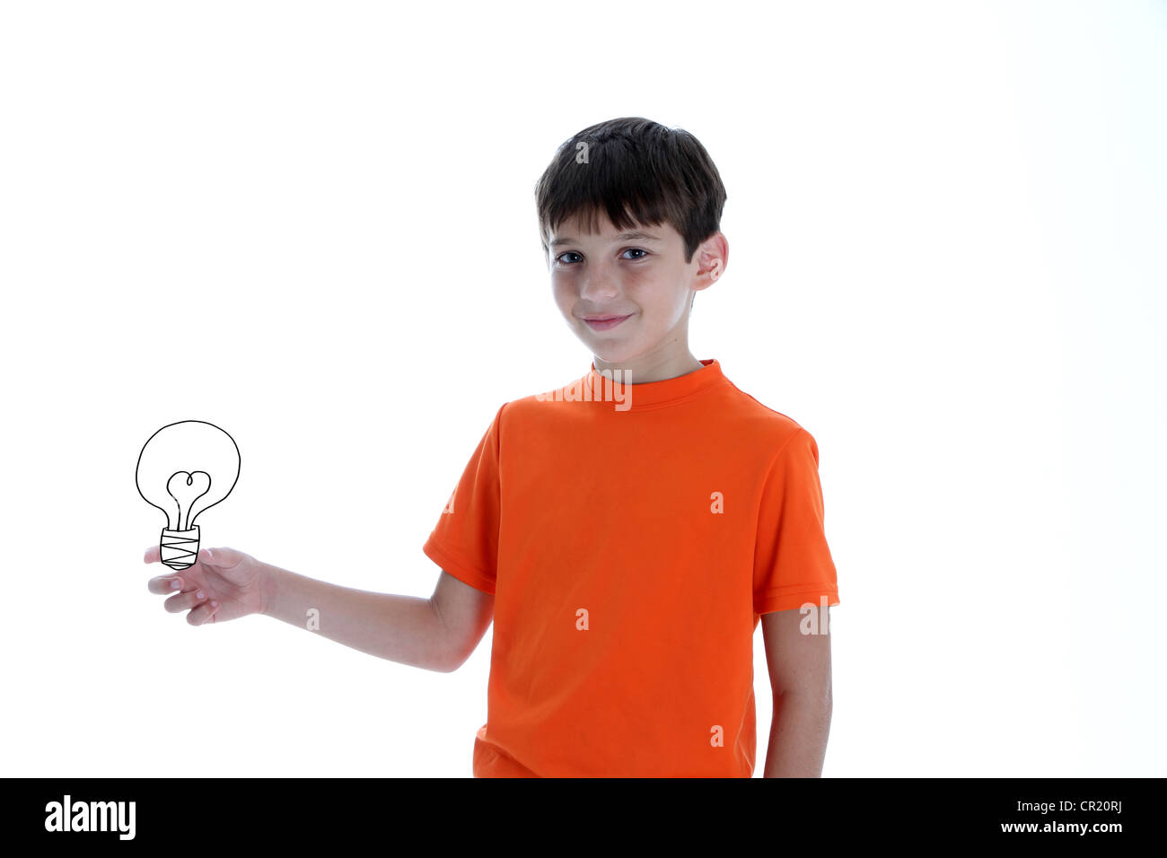 Schüler halten eine Glühbirne mit einer Idee auf weißem Hintergrund Stockfoto