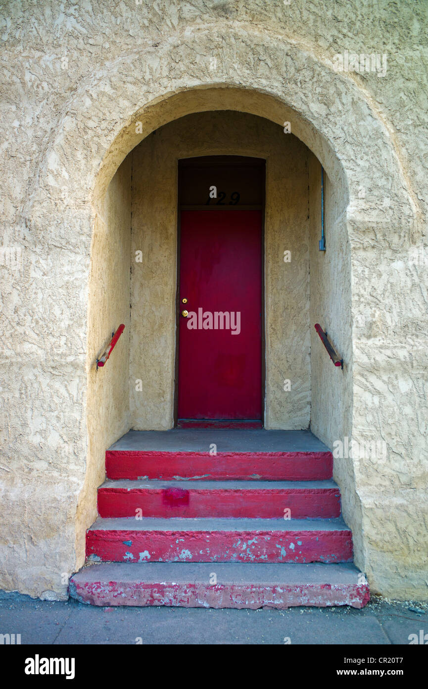 Gewölbte Tür und Adobe Fassade, historische Innenstadt, kleiner Berg Stadt Salida, Colorado, USA Stockfoto