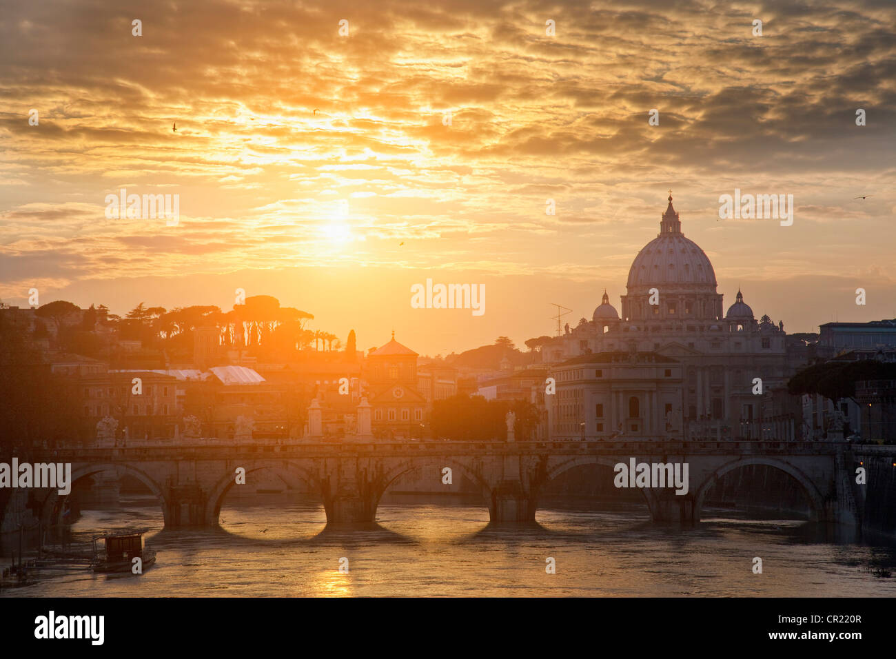 Str. Peters Basilica und Brücke am Kanal Stockfoto
