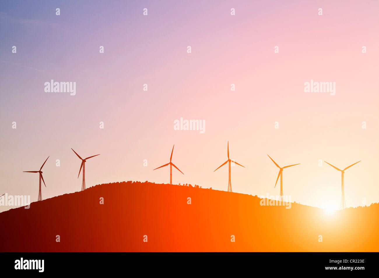 Silhouette der Windmühlen auf ländlichen Hügeln Stockfoto