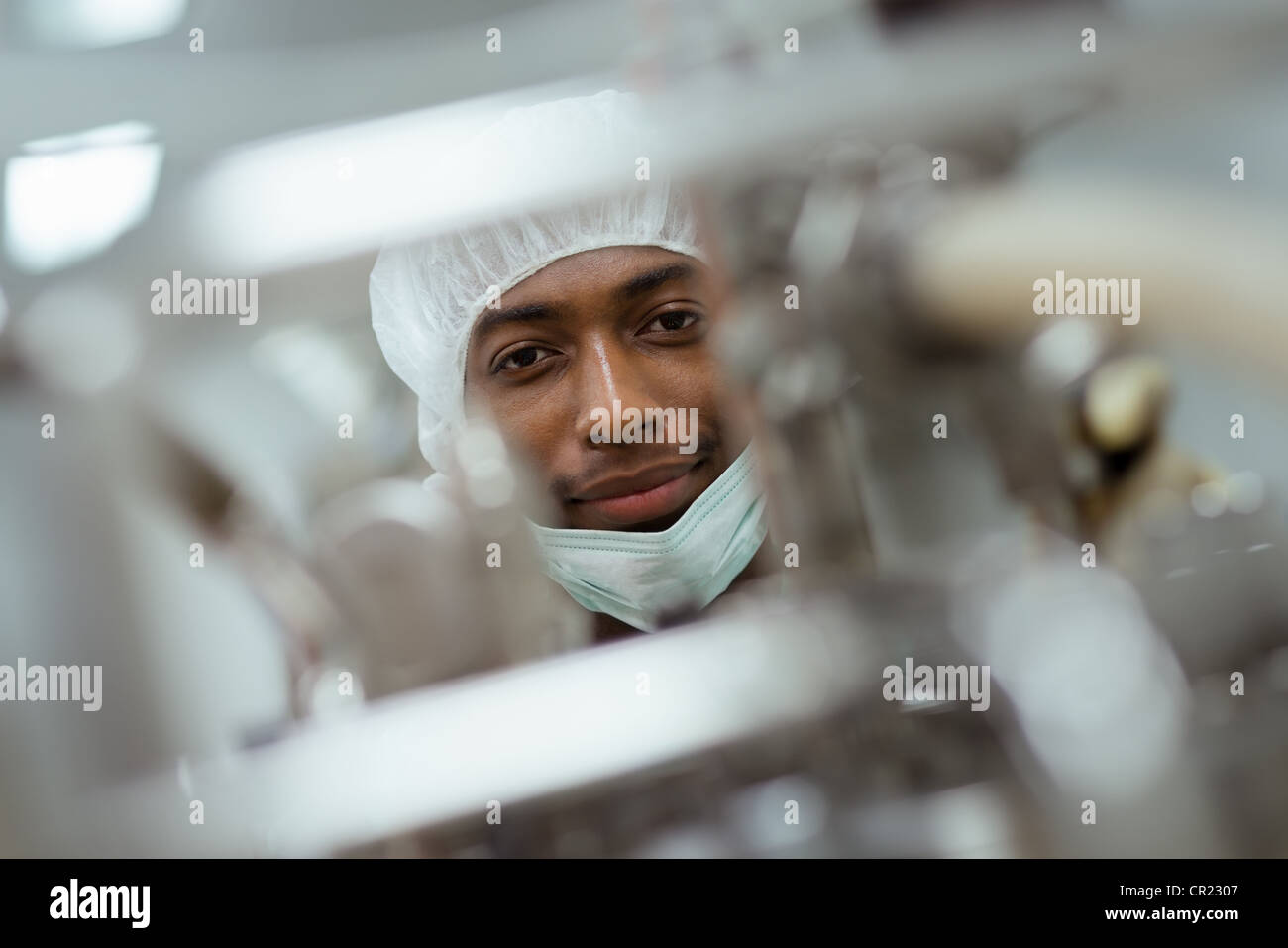 Laborantin arbeiten als Forscher in Biotechnologie-Anlage mit Maschinen Stockfoto