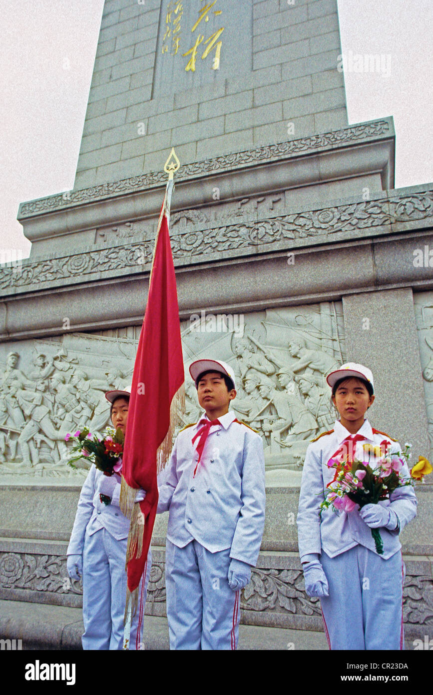 Junger Pionier Ehrengarde während Nationalfeiertag am Denkmal für die Helden der Völker in Pekings Tian An Men Square Stockfoto