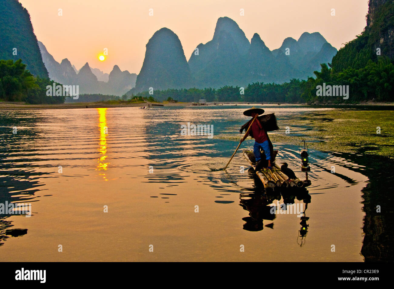 China: Li-Fluss Kormoran Fischer auf Bambus Rafting in Xingping (Yangshuo/Guilin Bereich) bei Sonnenuntergang Stockfoto