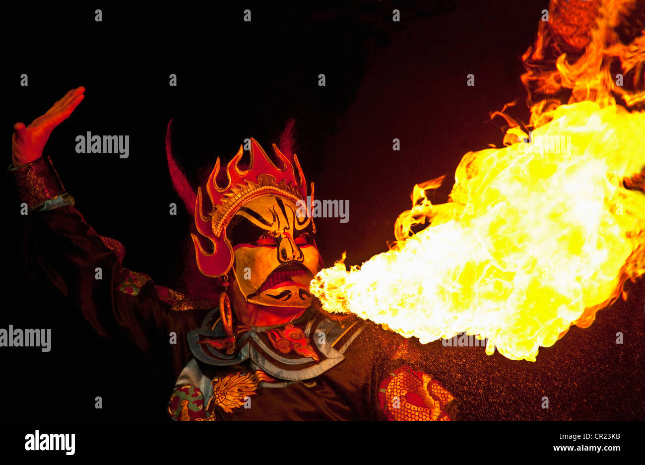 Sichuan-Oper-Darsteller spuckt Feuer im Jinjiang Theater, Chengdu Stockfoto