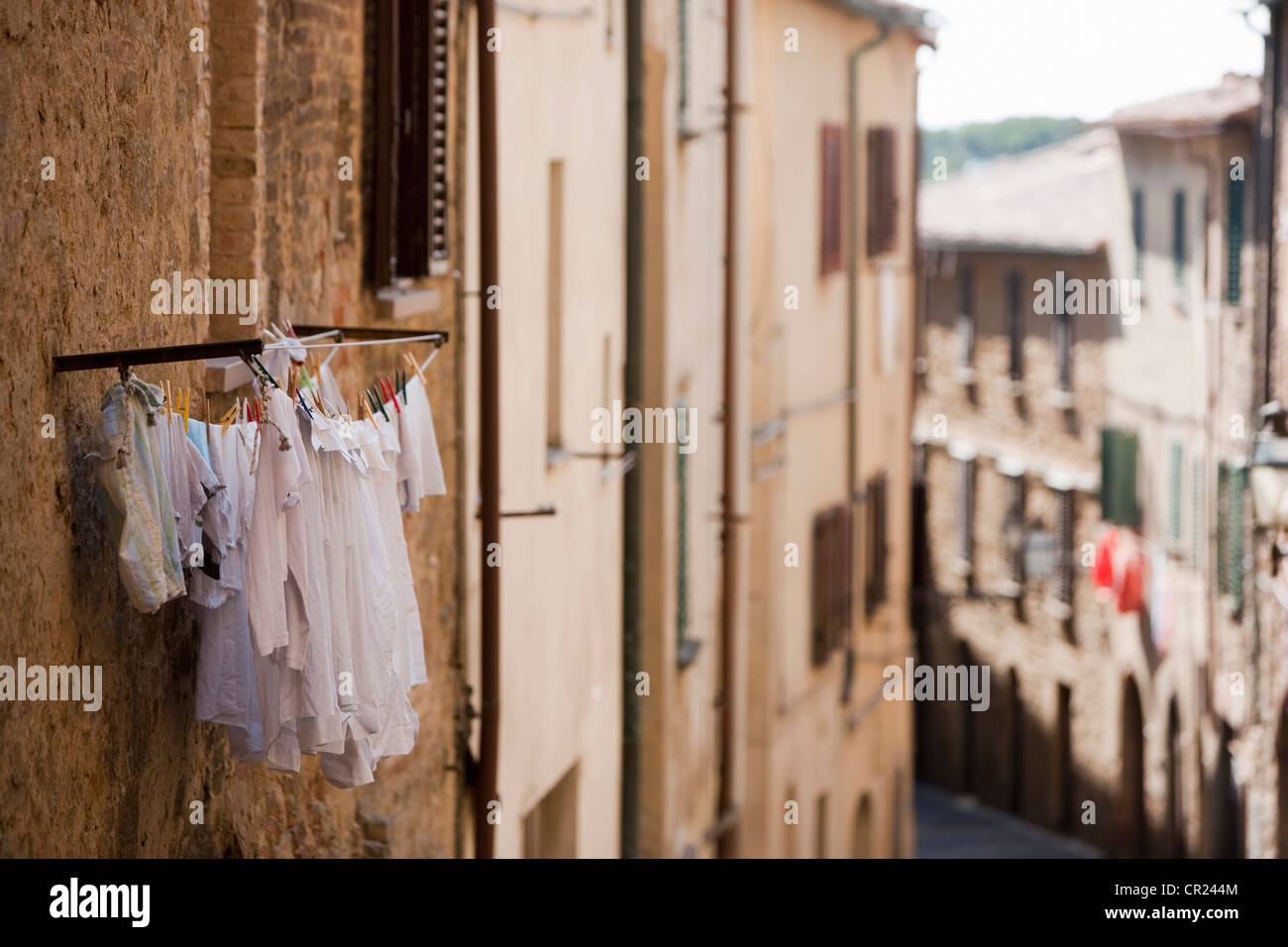 Wäsche hängen vom Wohnung Fenster Stockfoto