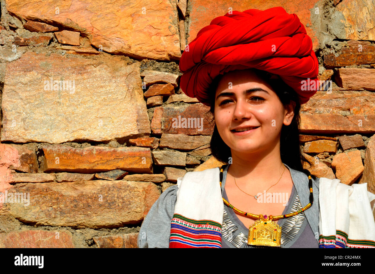 Ein indisches Mädchen tragen Rajasthani-Safa (Turban) Stockfoto