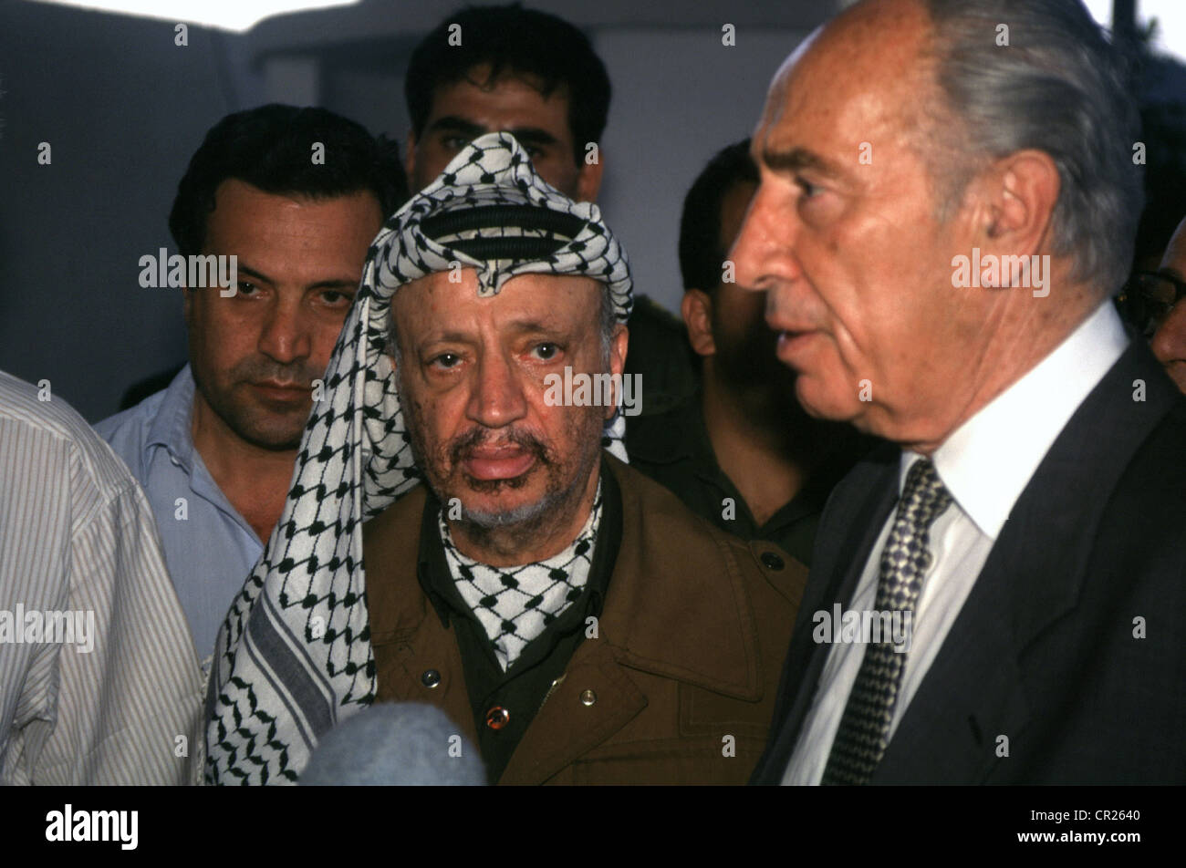 Shimon Peres und Jassir Arafat treffen die Presse nach ihrem Treffen im Gaza-Streifen. Stockfoto