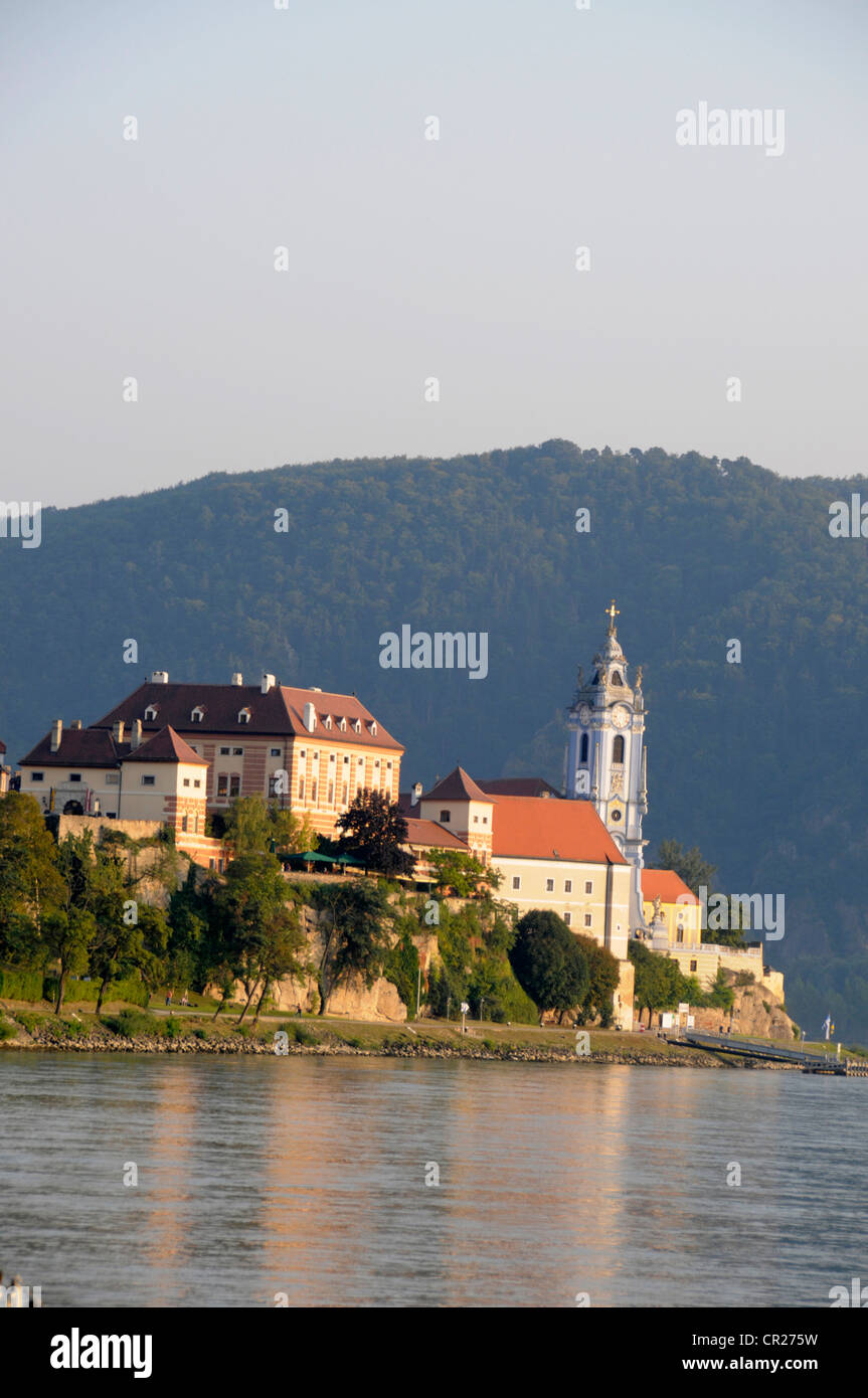 Dürnstein mit dem barocken Turm des Klosters, der die Skyline der Kleinstadt an der Donau in Österreich dominiert. Stockfoto