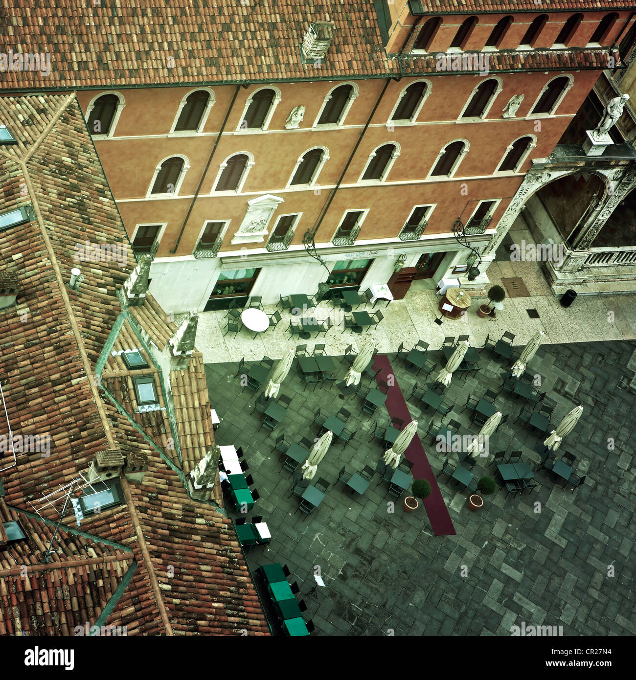 Innenhof mit Straßencafé in Verona, Italien, aus der Vogelperspektive gesehen Stockfoto