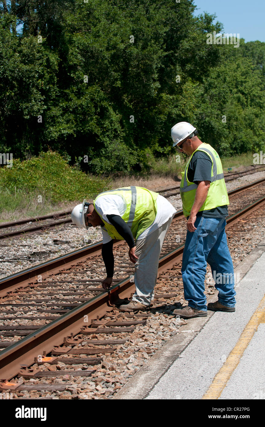 Oberbau Ingenieure prüfen die Eisenbahn zu verfolgen, in der Nähe von DeLand Station Florida USA Stockfoto