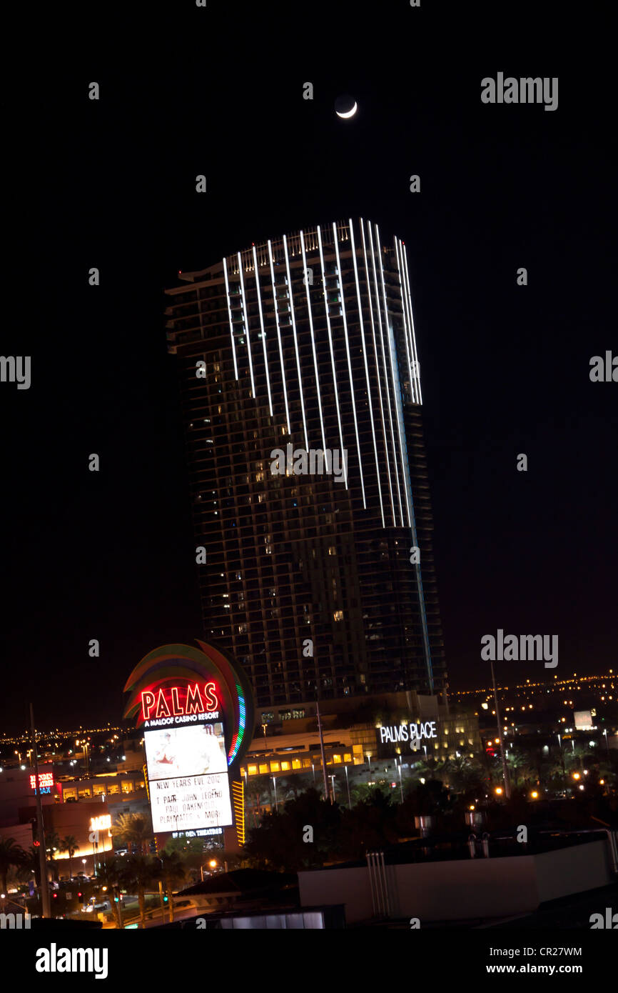 Nachtaufnahme von Palms Hotel & Casino mit Halbmond oben, Las Vegas, Nevada, USA. Stockfoto