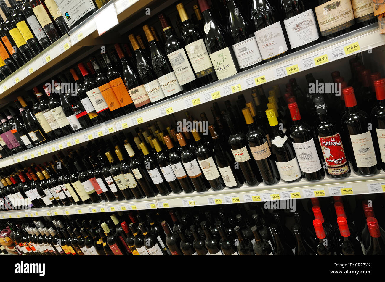 Wein in den Regalen eines Supermarktes, UK. Stockfoto