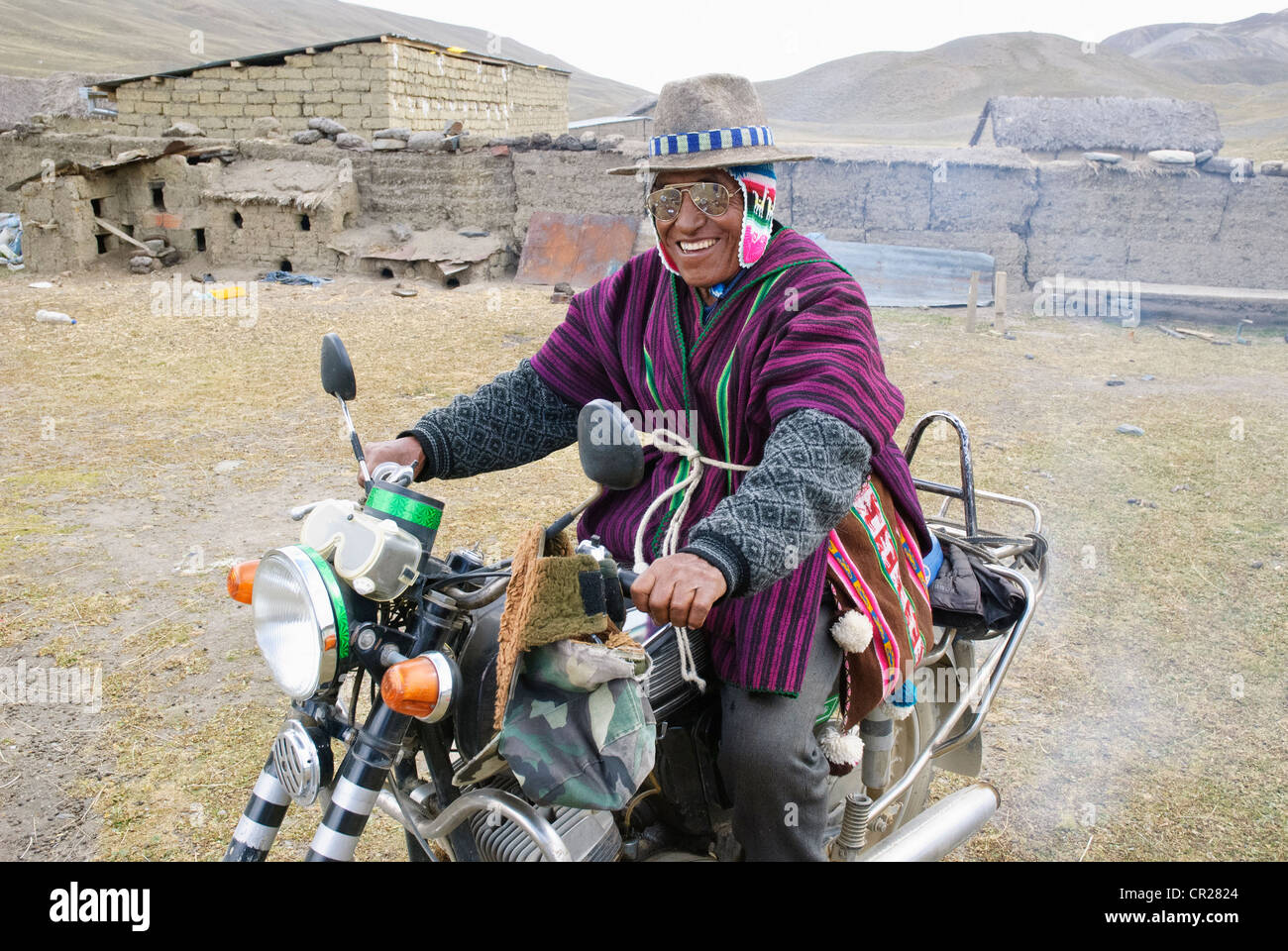 Biker in den realen Kordilleren der Anden, Bolivien Stockfoto