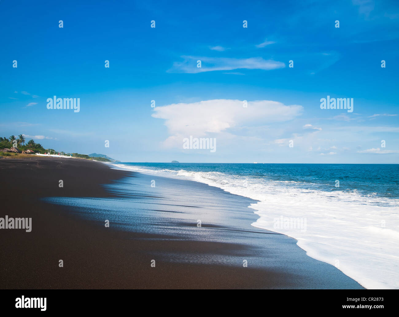 Surreale Landschaft mit schwarzen Sandstrand auf der Insel Bali Stockfoto