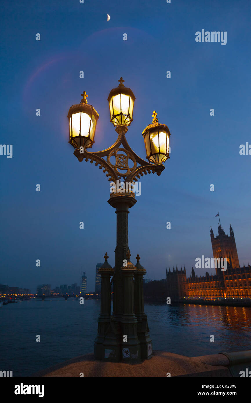 Laterne auf Westminster Bridge, Dämmerung Stockfoto